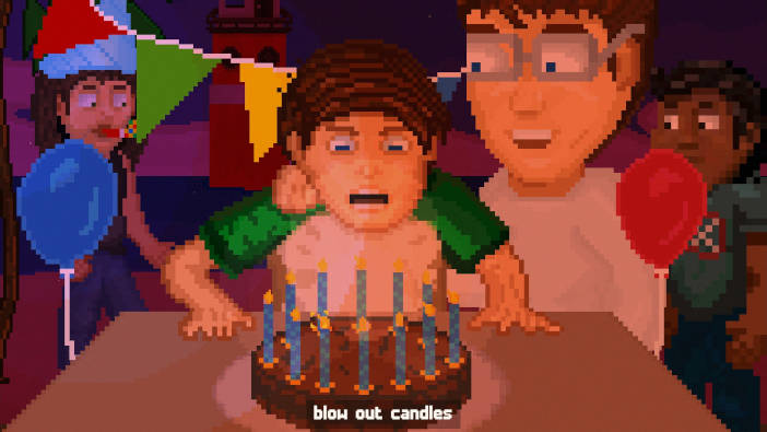 Mikey, en su fiesta de cumpleaños con su padre agarrándole del hombro, sopla las doce velas del pastel.