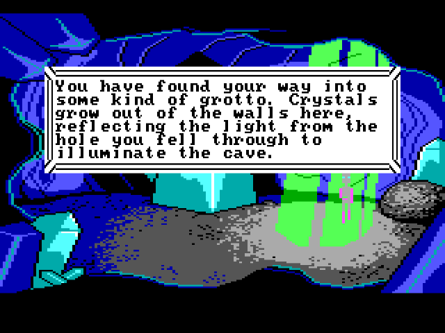 El protagonista está en un claro dentro de una caverna.