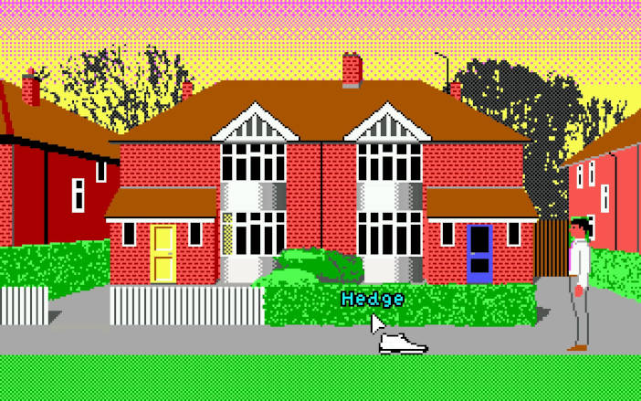 El protagonista, un hombre con camisa blanca y corbata rosa, está en la acera enfrente de un par de casas que comparten una pared.