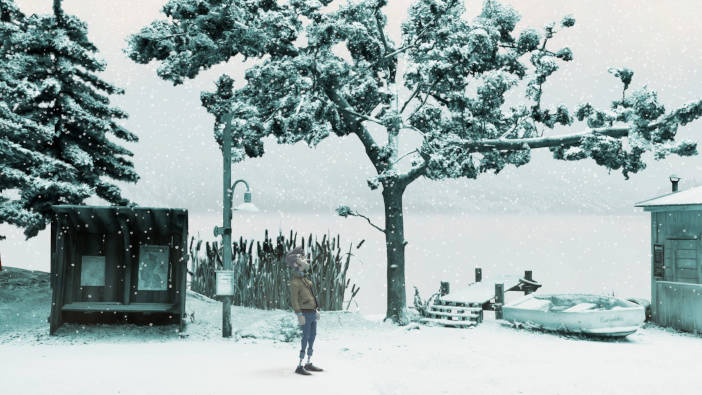 El protagonista mira hacia el cielo bajo la nieve. Al fondo hay un lago con una barca en la orilla y una parada de autobús. 